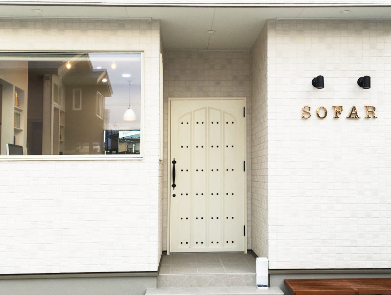 美容院SOFAR（ソファー）新店舗入り口外観の写真
